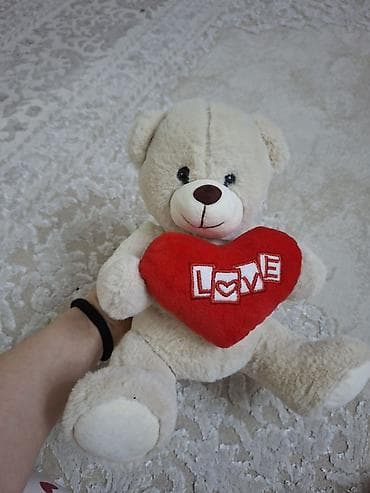 hədiyə: Oyuncaq ayı – qırmızı ürəkli - Material: yumşaq plyuş, toxunuşa xoş — 2