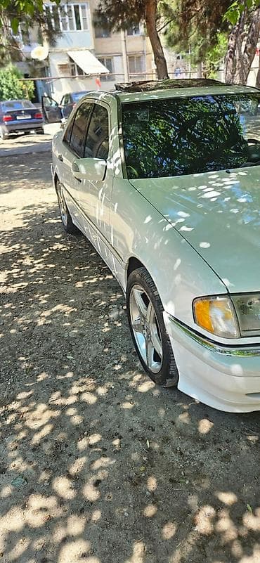qizdirci: Mercedes-Benz 230: 2.3 l | 1999 il Sedan — 2