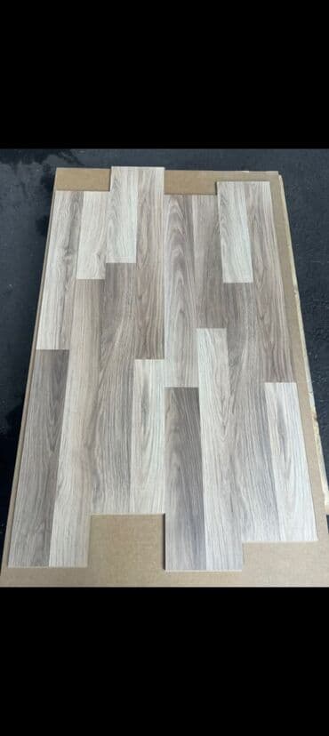 laminant: Vinil döşəmə panelləri – ağac teksturalı, boz-bej tonlarda - — 1