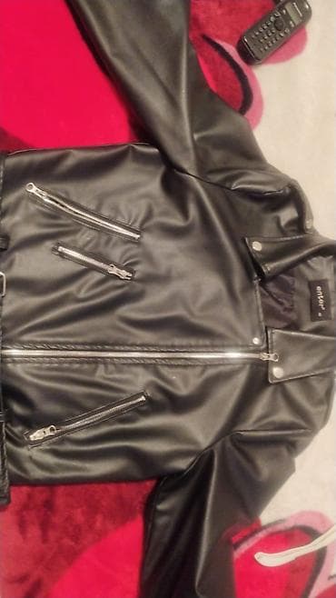 iş formasi: Qırmızı-qara qəfəsli kapüşonlu köynək və qara dəri tipli “biker” — 2