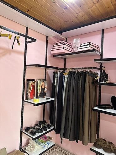 magaza refleri: Magaza baglandigi üçün vitrinlər satilir. Divara baglanan dəmirlər 1 — 1