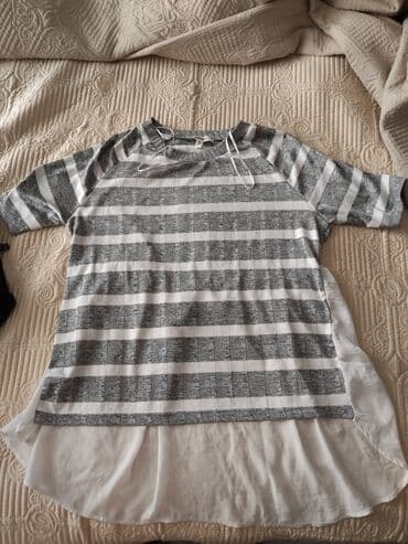 женские рубашки в полоску: Koton markalı, boz və ağ zolaqlı, qısaqol bluz. Aşağı hissəsi ağ — 3