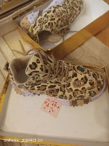 adidas qaçış üçün qadın krossovkaları: Ölçü: 37, rəng - Bej, İşlənmiş — 1