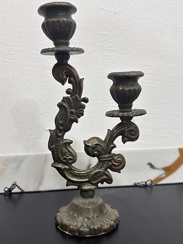 İki şamlıq yuvası olan dekorativ şamdan - Material: tökmə metal