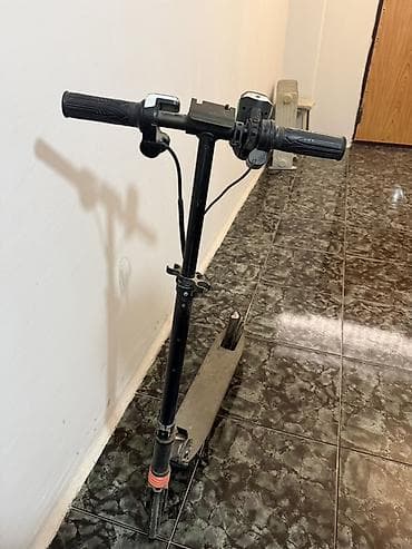 Elektrikli skuter. Qara rəngli, yığcam və şəhərdaxili istifadə üçün — 1