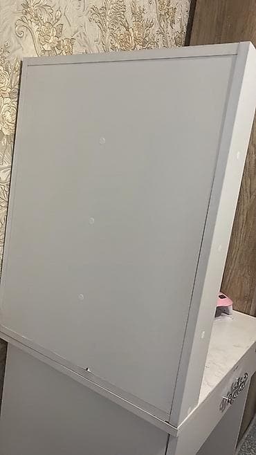 Sifarişlə salon mebeli: Manikür üçün iş masası – üstündə rəfli vitrin və geniş iş səthi - — 3