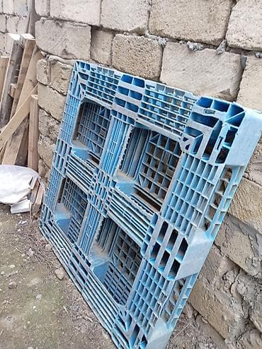 Plastik palet - Material: möhkəm plastik (sənaye tipli) - Rəng: açıq