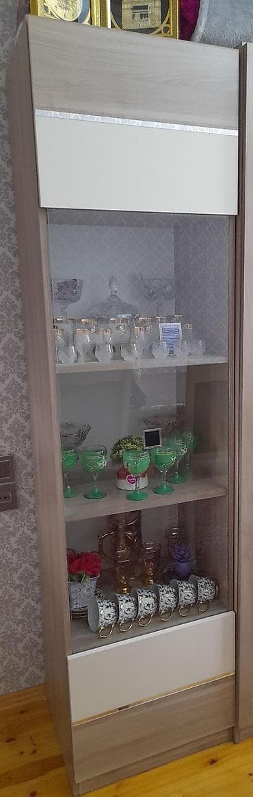 ag sekil: Qonaq otağı mebel dəsti 4-lü mebel dəsti.Embavoddan almişdim.2 il — 1