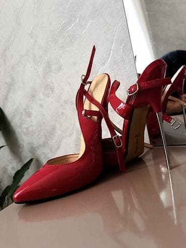 Qırmızı laklı qadın ayaqqabısı – yüksək daban, nazik metal stilettosu