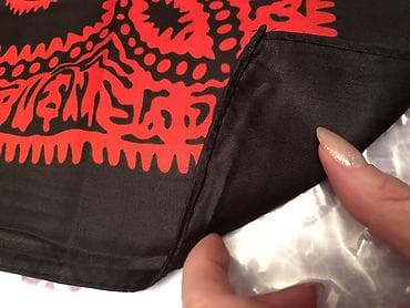 kəlagayi: Qara-qırmızı naxışlı kəlağayi Həzi Aslanov metrosunun yanında, 245 — 4