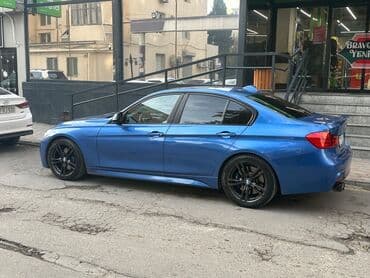 Скупка авто: BMW 3 Series sedan – Estoril Blue rəngdə, M paketli görünüş. - Kuzov — 2
