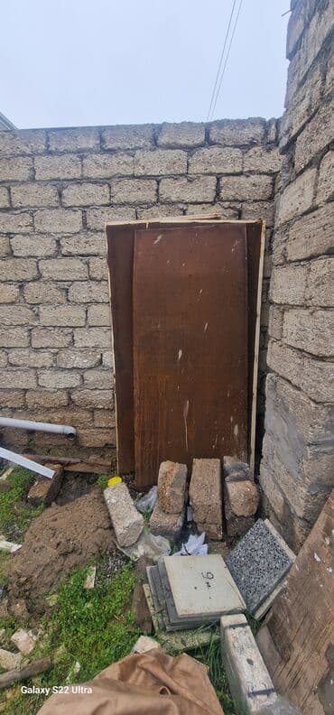 iwlenmiw qapilar: Metall qapı – ağır, bütöv polad konstruksiya Xüsusiyyətlər: - — 1