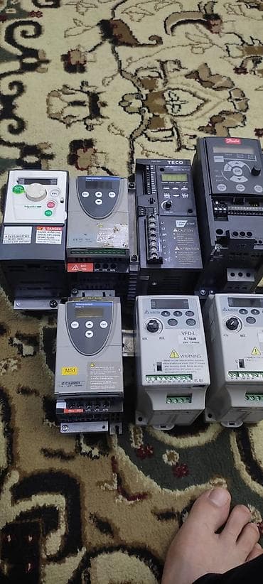 schneider: Sənaye avtomatlaşdırması üçün inverterlər (VFD) və PLC modulları dəsti — 1