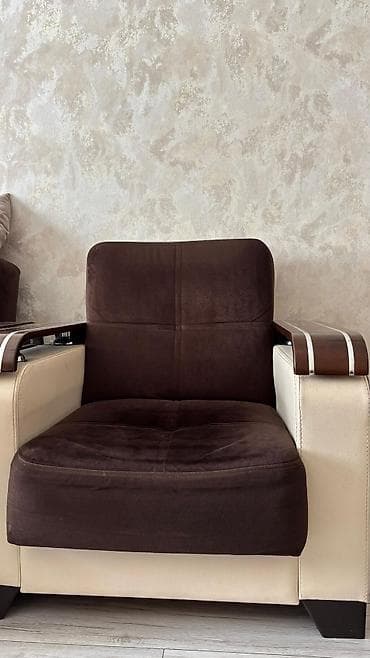 Kreslo-kravat, Parça