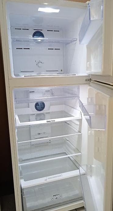 Samsung markalı, üst donduruculu ikiqapılı soyuducu. Ağ rəngdə korpus — 4