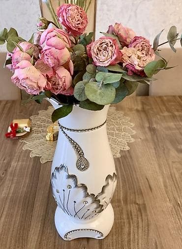 ev gülleri: Bir vaza, Keramika — 1