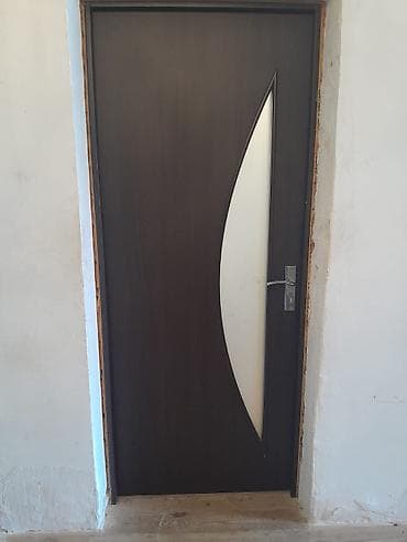 Qapı – daxili istifadə üçün, dekorativ şüşəli, tünd qəhvəyi eni 90sm