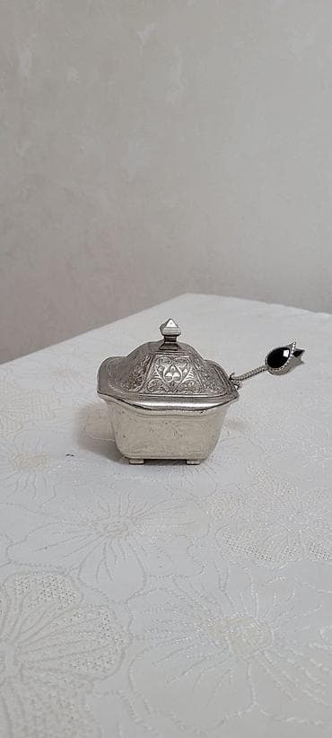 Gümüşü rəngdə, Şərq naxışları ilə oyma dekorlu qapaqlı kiçik qab və — 5