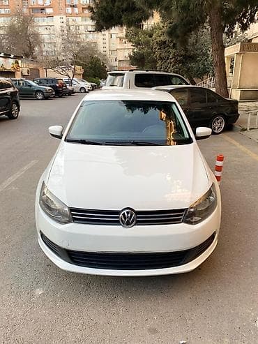 pm antena: Volkswagen Polo Sedan – ağ rəng, 4 qapı, kompakt və iqtisadi şəhər — 1