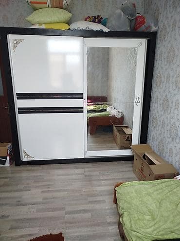 paltar wkaflari: Ağ-qara rəngdə sürgülü qapılı qarderob şkafı. - İki qapılı — 1