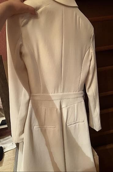 Женская одежда: BEBE-Ağ rəngli qadın blazer-don - Dizayn: Blazer üslubunda don — 3