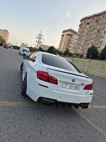 ford fusion 2013: BMW 5 Series (F10) – ağ rəngli sedan Xarici: - M paket ön bamper və — 10