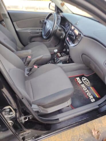 diskilər: Kia Rio – qara rəng, hetçbek kuzov. Xarici:yoxdı - Qara rəngli kuzov — 4