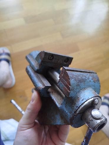 Alətlər: Sovet istehsalı metal işləri üçün stolüstü vitse (model işarəsi — 2