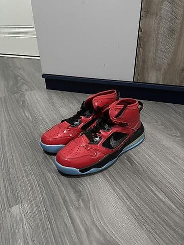 krosovka: Qırmızı rəngli, yüksək boğazlı Nike idman ayaqqabısı. Model basketbol — 1
