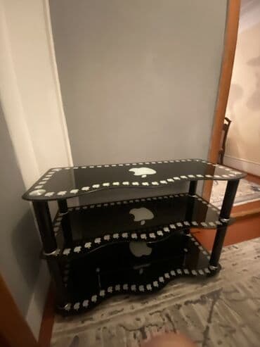 asma tavan ustasi: Düz TV altlığı, Polkalı, Şüşəli, Azərbaycan — 1