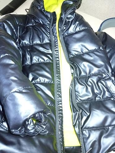 Qara parıltılı, üfüqi tikişli şişmə gödəkçə. Ön hissədə tam uzunluqlu