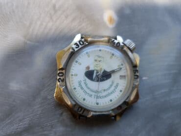 Eynəklər: İşlənmiş, Qol saatı — 3