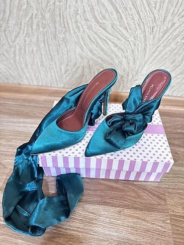 brend ayaqqabi: Pelinin Ayakkabilar yenidir geyinilmeyib
39 razmer 40 manat — 2