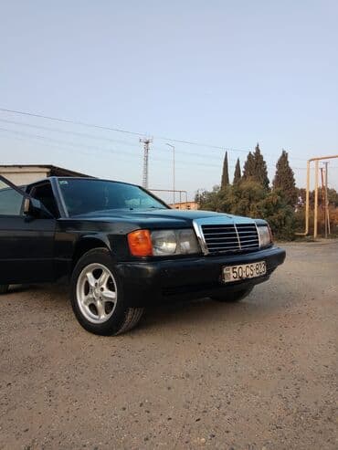 7 yerlik avtomobillər: Mercedes-Benz sedan - Korpus: qara rəng, klassik W201/W124 üslubunda — 5