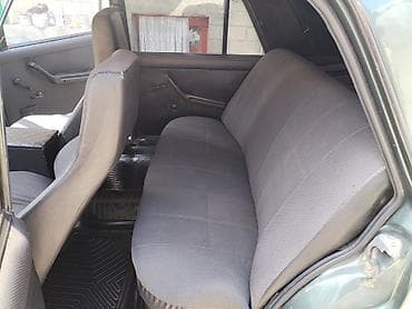 tra: VAZ 2107 sedan - Kuzov: 4 qapılı sedan, tünd yaşıl rəng - Mühərrik — 8