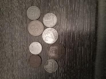 Kolleksiya üçün qarışıq köhnə metal pullar dəsti. Dəstdə görünən