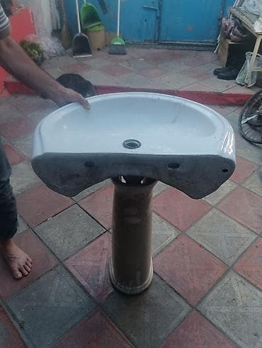 tulpan gulu: Pliyta keramikadan pedestal tipli əl-üz yuyan lavabosu - Material — 1