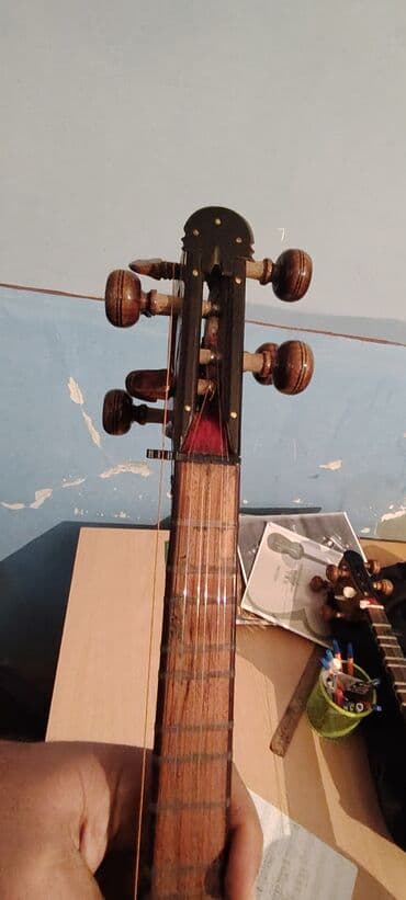 Tut ağacından hazırlanıb köhnə tardır, səslənməsi yaxşıdır, çanağında