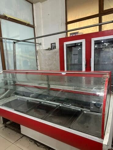 Qida vitrini (soyuduculu) - Ön şüşəli, qırmızı-ağ korpuslu soyuduculu