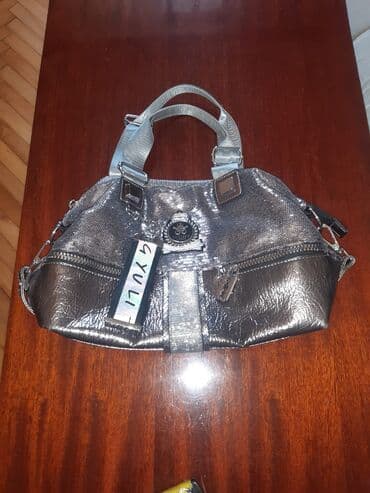 Qadın canta satılır