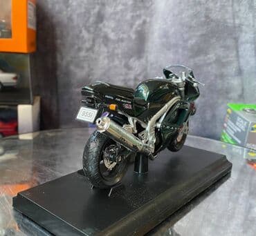 шлем для мотоцикла: Коллекционная модель Triumph Daytona 955i dark Green 1997 Welly Scale — 10