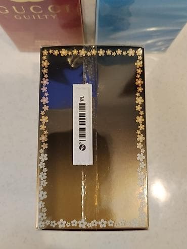 Şəxsi əşyalar: Qadınlar üçün Marc Jacobs Diasy Eau So ətir suyu satılır. Həcmi: 30 ml — 4