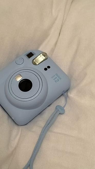 Fujifilm Instax Mini 12 — mavi rəngdə ani fotoaparat. Xüsusiyyətlər