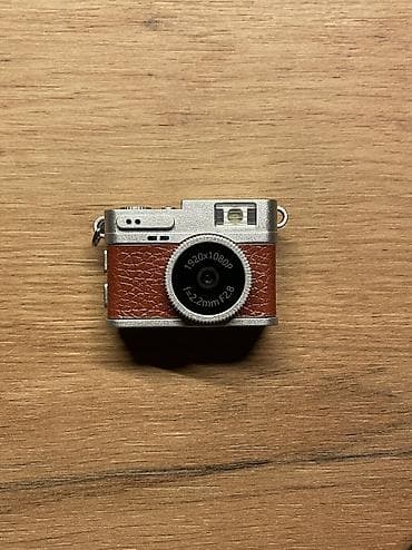 pulsuz uce: Mini 1080P Kamera – retro fotokamera Xüsusiyyətlər: - Video çəkilişi — 4