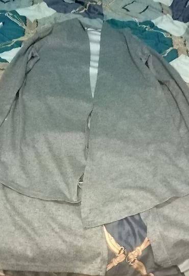 desd paltarlar: Məhsul: Boz rəngli ev geyimi dəsti (svitşot + şalvar) Təsvir: - Rəng — 4