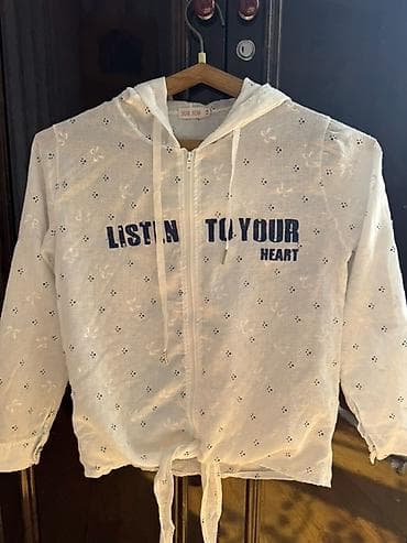 yagis geyimi: Açıq rəngli, yüngül parçalardan hazırlanmış kapüşonlu nazik — 1