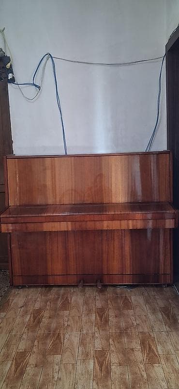 Uprav pianino – şaquli model. - Korpus: parlaq cilalı təbii ağac