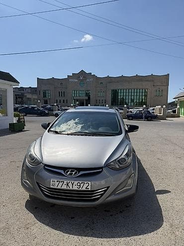 hunday matriks: Hyundai Elantra sedan – gümüşü rəng, aerodinamik kuzov və qara rəngli — 6