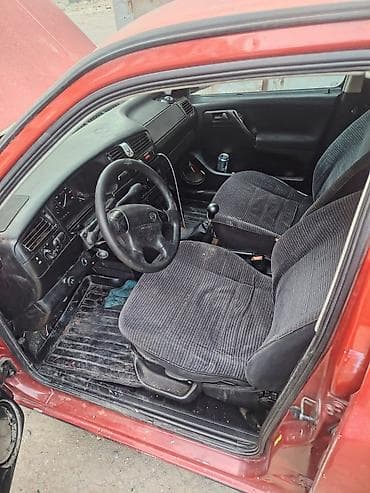 Скупка авто: Volkswagen Golf 3, qırmızı hatchback Xüsusiyyətlər: - Kuzov: 5 qapılı — 3
