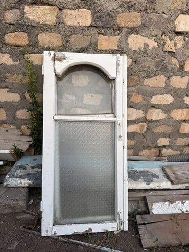 obshivka taxta: Taxta çərçivəli bu ağ pəncərə özünəməxsus dizaynı ilə seçilir. Yuxarı — 1